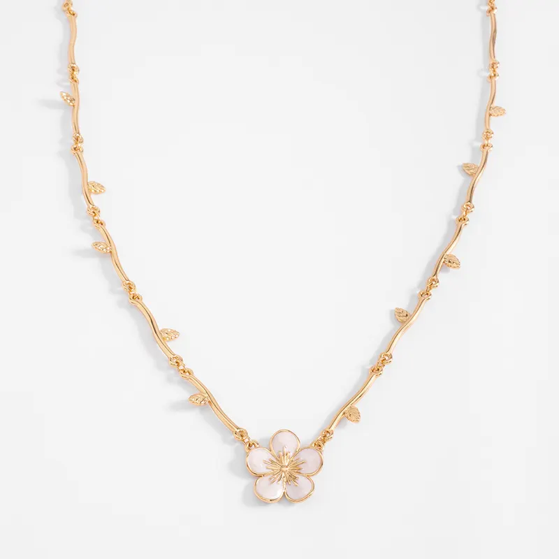 Collar dorado con flor esmaltada