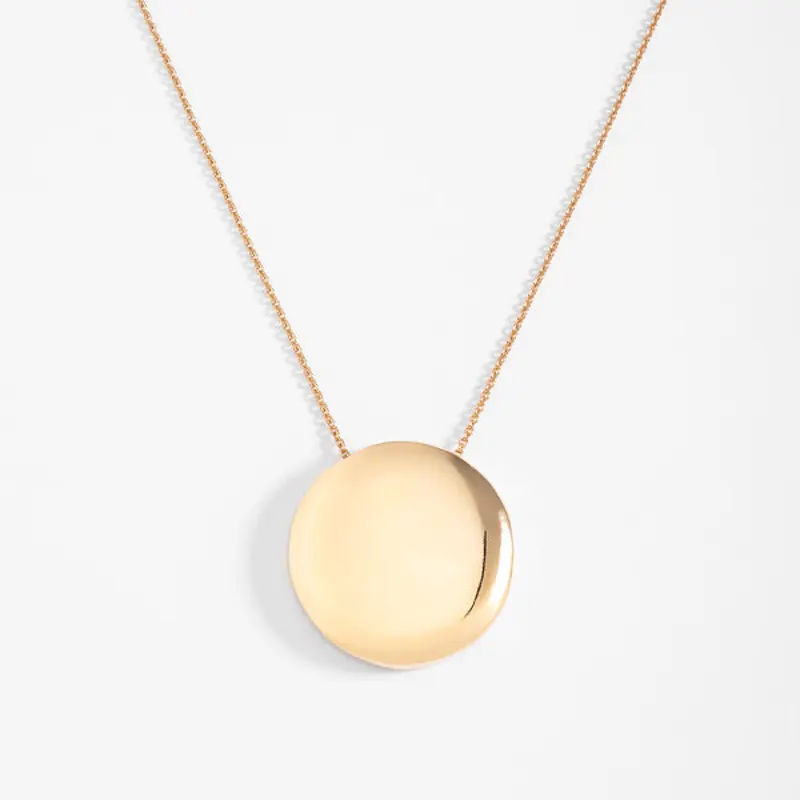 Collar con medalla dorada lisa